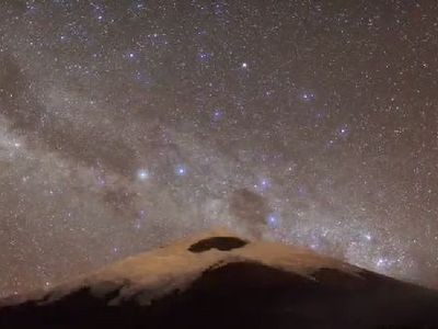 輝く星と流れる雲 早送りで見るコトパクシ山の夜空 エクアドル 動画 らばq