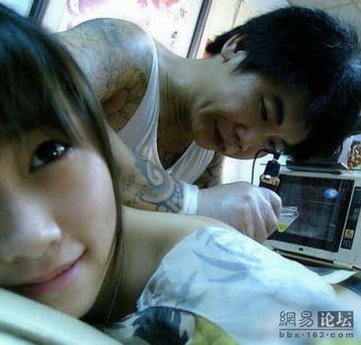 美少女の背中に彫ったタトゥーが微妙すぎる件 らばq