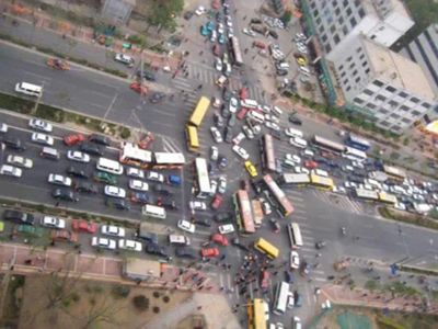 クラクションが鳴り響きカオスとなっている中国の交通渋滞 動画 らばq クラクションが鳴り響きカオスとなっている中国の交通渋滞 動画 らばq