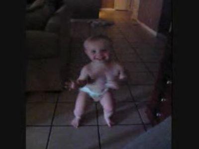 腰をふりふり ノリノリで踊りまくる赤ちゃん 動画 らばq