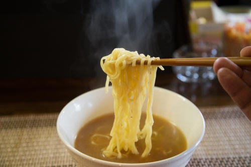 本格ラーメン店を装って最先端の袋麺 マルちゃん正麺 を出したら