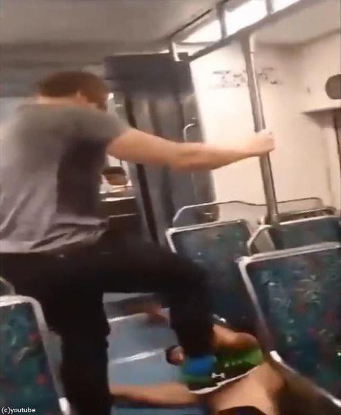 電車内で上半身裸の男がケンカを売り始めた ヒーローが現れ乗客に笑顔が戻る らばq