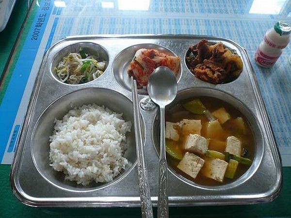 ひとくち食べ比べてみたくなる 世界の学校給食いろいろ らばq