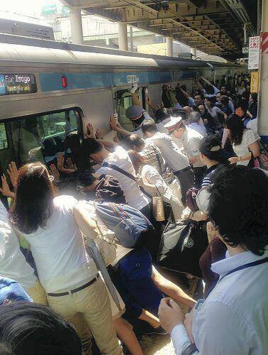 外国人 日本の乗客たちが みんなで救助している姿に感動した 海外で称賛され続ける写真 らばq