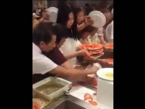 タイのビュッフェで食い散らかす中国人観光客にタイ人激怒 世界中から批判を浴びる らばq