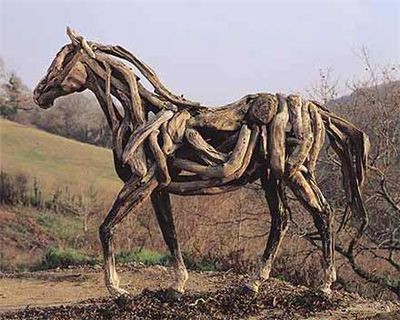魂のほとばしる枯れ木で造られた馬のアート : らばQ