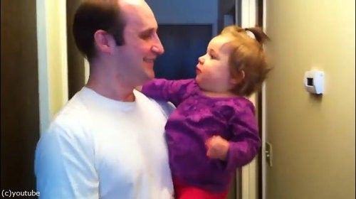ヒゲもじゃのパパが綺麗さっぱり剃ったら 1歳の女の子はどんな反応をするか 動画 らばq