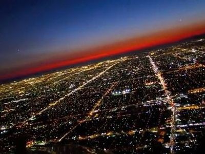息をのむ夜景の美しさ 夕暮れのロサンゼルス空港へ着陸 動画 らばq