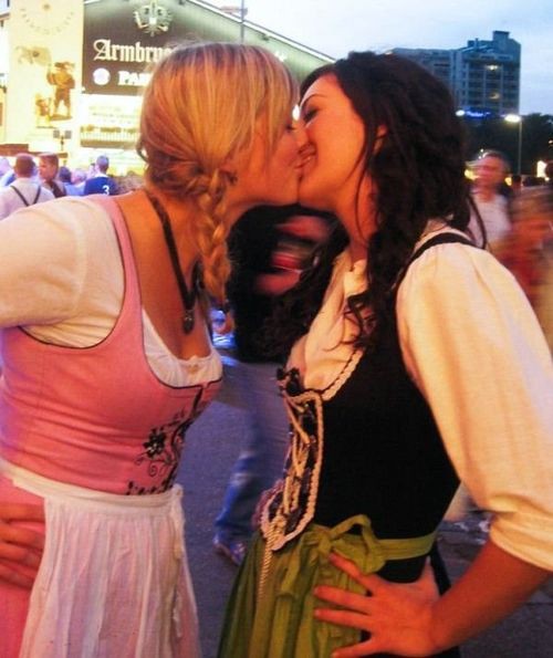 女の子たちがビールの祭典 オクトーバーフェスト でキスし合っている写真21枚 らばq 女の子たちがビールの祭典 オクトーバーフェスト でキスし合っている写真21枚 らばq