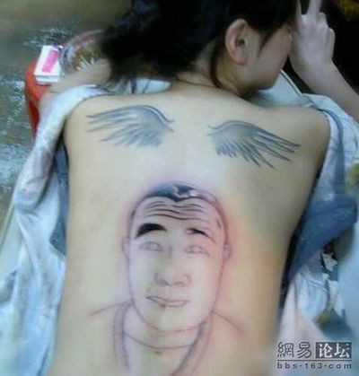 美少女の背中に彫ったタトゥーが微妙すぎる件 らばq