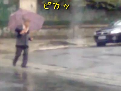 目の前を歩いていた男性に稲妻が直撃 でもどうにか無事 動画 らばq