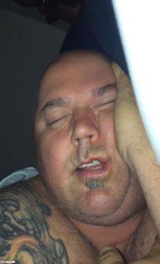 ぐっすり眠りながら大爆笑する男性 妻が撮影 動画 らばq