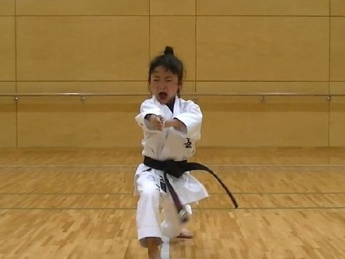 海外で大絶賛 7歳の空手少女の演武を見て心奪われた らばq