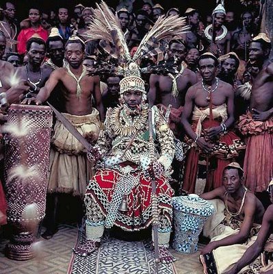 伝統衣装を着たアフリカの王や族長たちの写真 らばq