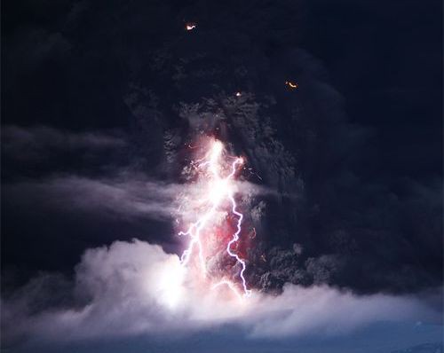ほとばしる稲妻と噴煙 アイスランド 火山雷 の神々しすぎる写真15枚 らばq