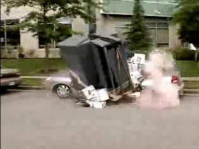 クレーンで吊り上げた荷物が車の上に落下 動画 らばq