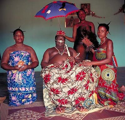 伝統衣装を着たアフリカの王や族長たちの写真 : らばQ