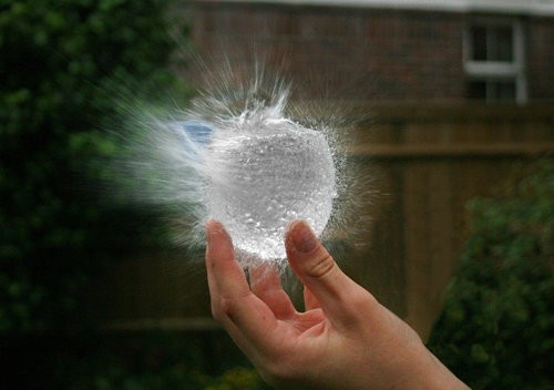 アマチュアでもここまで撮れるんだ 水風船が破裂する瞬間の写真 らばq