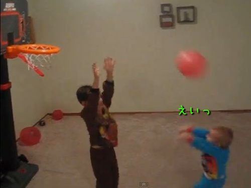 バスケの天才現る 1歳の赤ちゃんが次々にトリックシュートを決める 動画 らばq