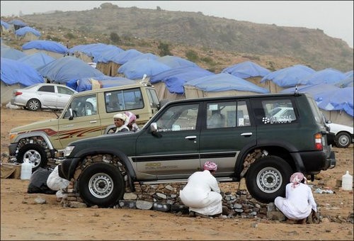 いったい彼らは車に何をしているのだ サウジアラビアで流行ってるらしい謎の遊び らばq