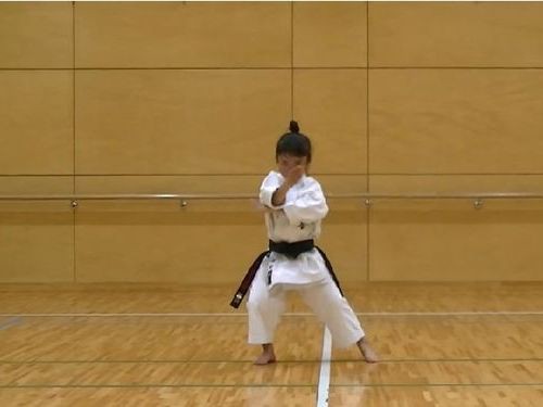 海外で大絶賛 7歳の空手少女の演武を見て心奪われた らばq