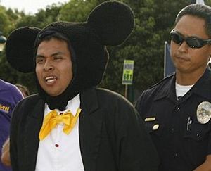 ディズニーランドでびっくり ミッキーマウスや白雪姫が逮捕される らばq