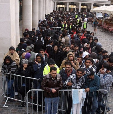 あまりに衝撃的だ シリア難民キャンプで食糧配給に並ぶ人々の写真に対する海外の反応 らばq