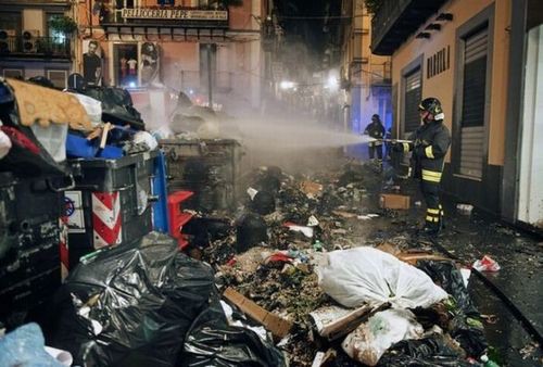 地獄のような光景 ゴミに埋もれてしまった世界遺産ナポリ らばq