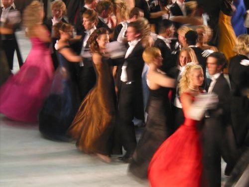 ひいぃぃ ダンスパーティでパートナーを迎えに行ったら彼女の父親がこんな格好で待ってた らばq