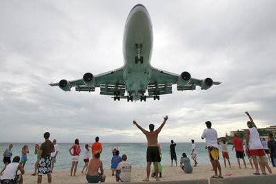 真下から見るとさらに凄い ビーチのすぐ上を飛行機が飛ぶプリンセス ジュリアナ空港 らばq