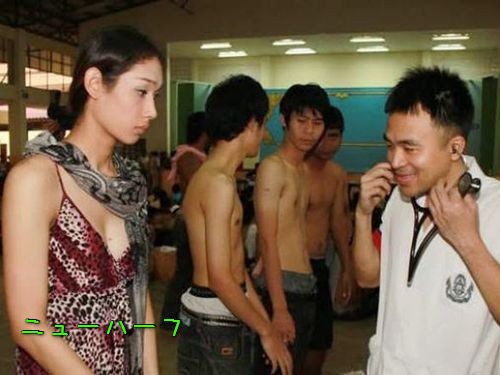 タイの徴兵検査はニューハーフも参加義務あり つまり会場はこんな光景になる らばq