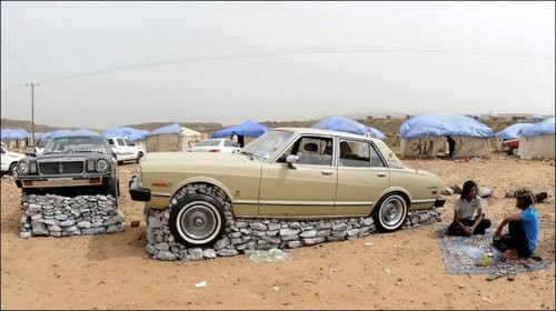 いったい彼らは車に何をしているのだ サウジアラビアで流行ってるらしい謎の遊び らばq