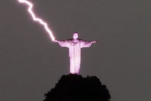 リオデジャネイロの巨大キリスト像に落雷 その瞬間が神々しすぎると話題に らばq
