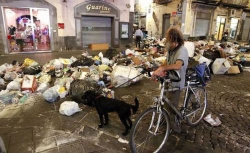 地獄のような光景 ゴミに埋もれてしまった世界遺産ナポリ らばq