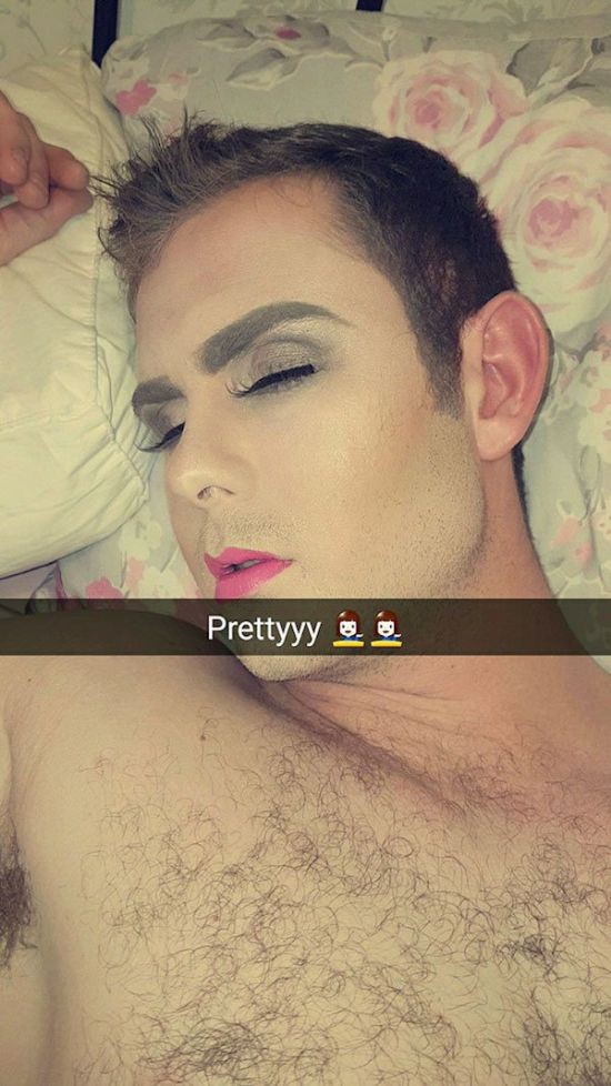 彼女 デートをすっぽかして熟睡する彼氏に全力のお化粧をしてみた 結果がこちら らばq