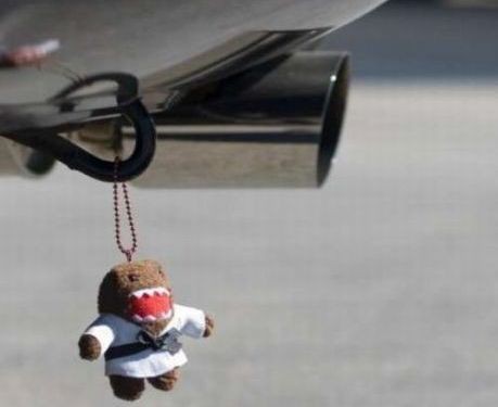 こんなものまで 車の後ろにひっそりとぶら下がったマスコットやアクセサリの写真24枚 らばq