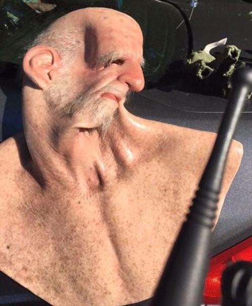 麻薬密売人がスパイ映画のような変装をして逃亡 31歳の男 老人 らばq