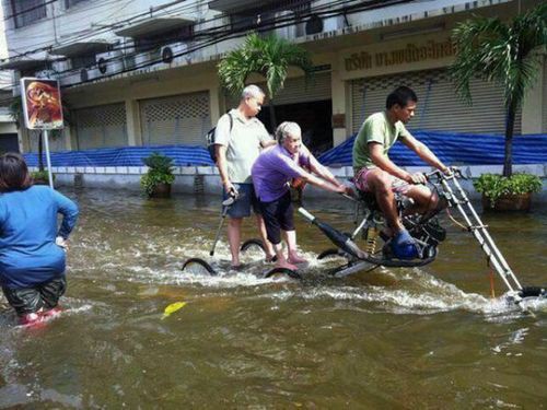 なんという前向き タイの洪水を楽しんでいる人々の写真26枚 らばq