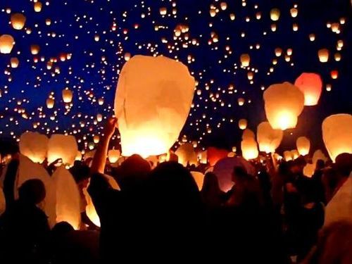 夜空に浮かぶ8000個のランタン 幻想的なポーランドの夏至祭り 動画 らばq