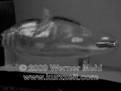 弾丸が衝突したり貫通する瞬間を 100万分の1秒のスピードで捉えた超スローモーション映像 動画 らばq