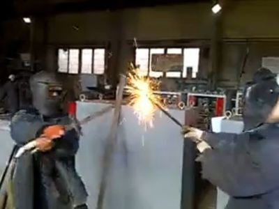 火花散りまくり 溶接用の道具を剣に改造した戦い 動画 らばq