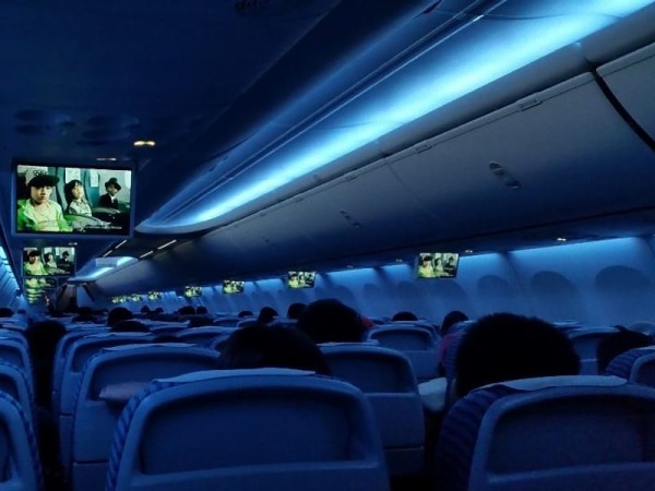 前の座席を蹴ってしまったら00