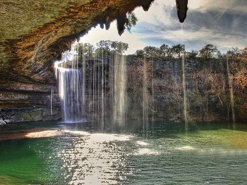 この世のものとは思えない美しさ 天然の洞窟に囲まれた ハミルトンプール らばq