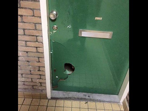 ひどい絶叫が聞こえる と警官がドアを破って突入 大声でオペラを歌っていた らばq