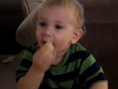 初めてレモンを食べた赤ちゃんの なんとも言えない表情 動画 らばq