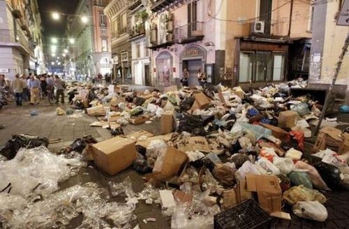 地獄のような光景 ゴミに埋もれてしまった世界遺産ナポリ らばq