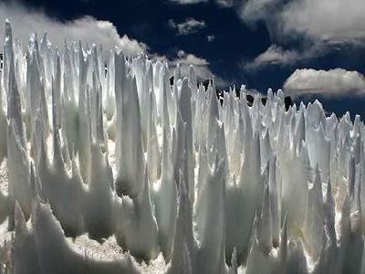 大自然の驚異 鋭くとがった無数の氷塔 ペニテンテ らばq