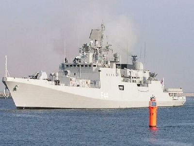 インド海軍のフリゲート艦がソマリア海賊船を爆発炎上 撃沈する らばq