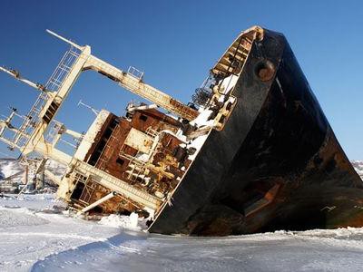 カムチャッカ半島の氷に埋もれる船の墓場 らばq