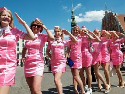 不景気は金髪美女で吹き飛ばせ 今年もラトビアでブロンド祭りが開催 らばq